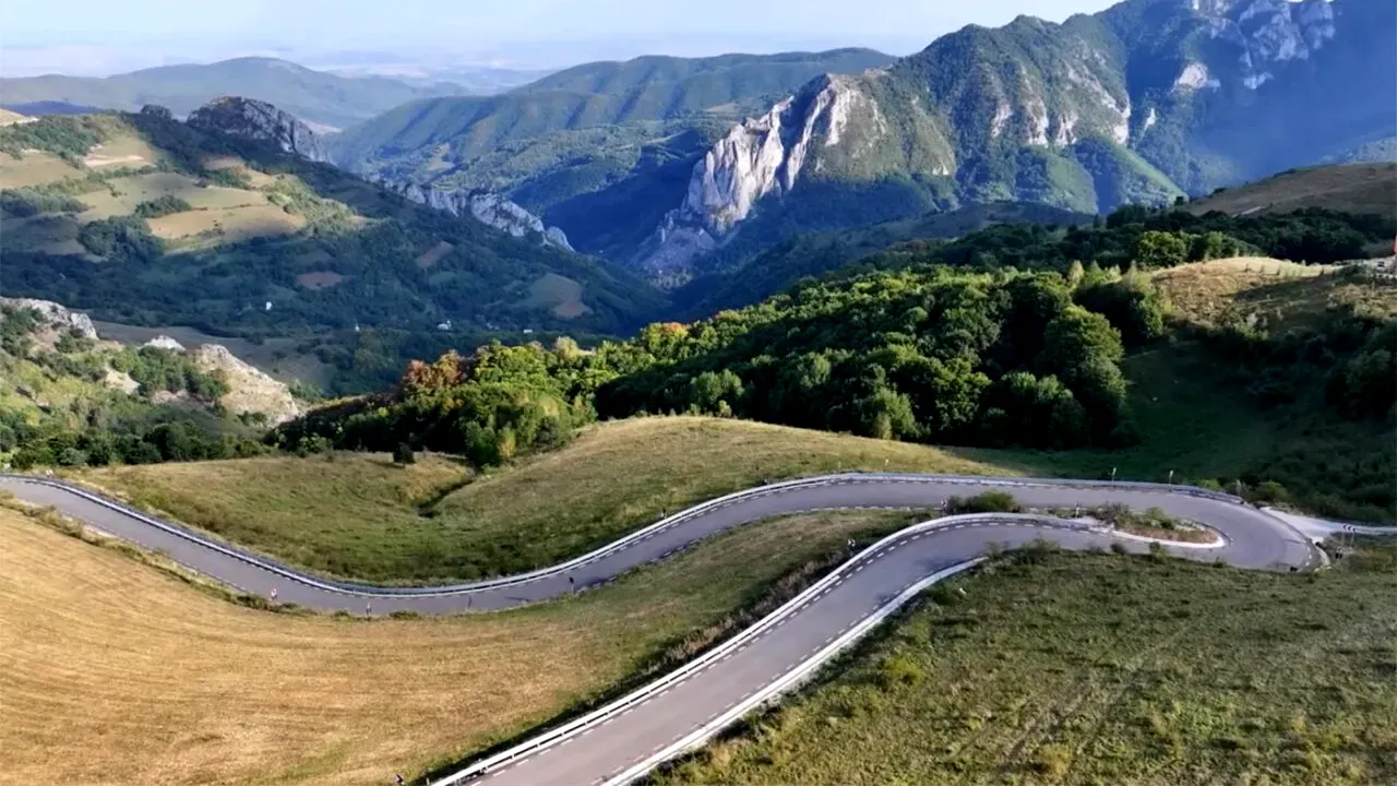 Traficul pe Transalpina rămâne restricționat după ploile abundente. Circulația se desfășoară alternativ pe o singură bandă