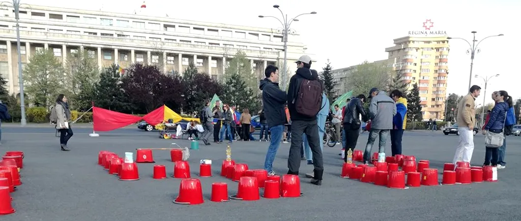 Protest cu găleți roșii în fața sediilor PSD și ALDE. Reacția jandarmilor din Piața Victoriei