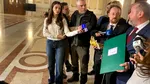 Ilie Bolojan, așteptat în Parlament cu banane și un catalog improvizat, în care premierul a primit nota trei