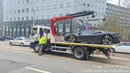 Ferrari parcat pe linia tramvai, în București, ridicat de pe șine de polițiștii locali. Cât poate costa mașina și ce amendă a plătit proprietarul