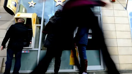 Patru din zece români au intrat cu datorii în 2015