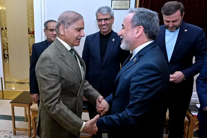 Shehbaz Sharif, premierul Pakistanului, și Abbas Araghchi, ministrul iranian de Externe. Sursa Foto: Biroul premierului Pakistanului 