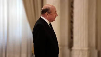 Traian Băsescu – moment de RECULEGERE la catafalcul lui Ion Iliescu