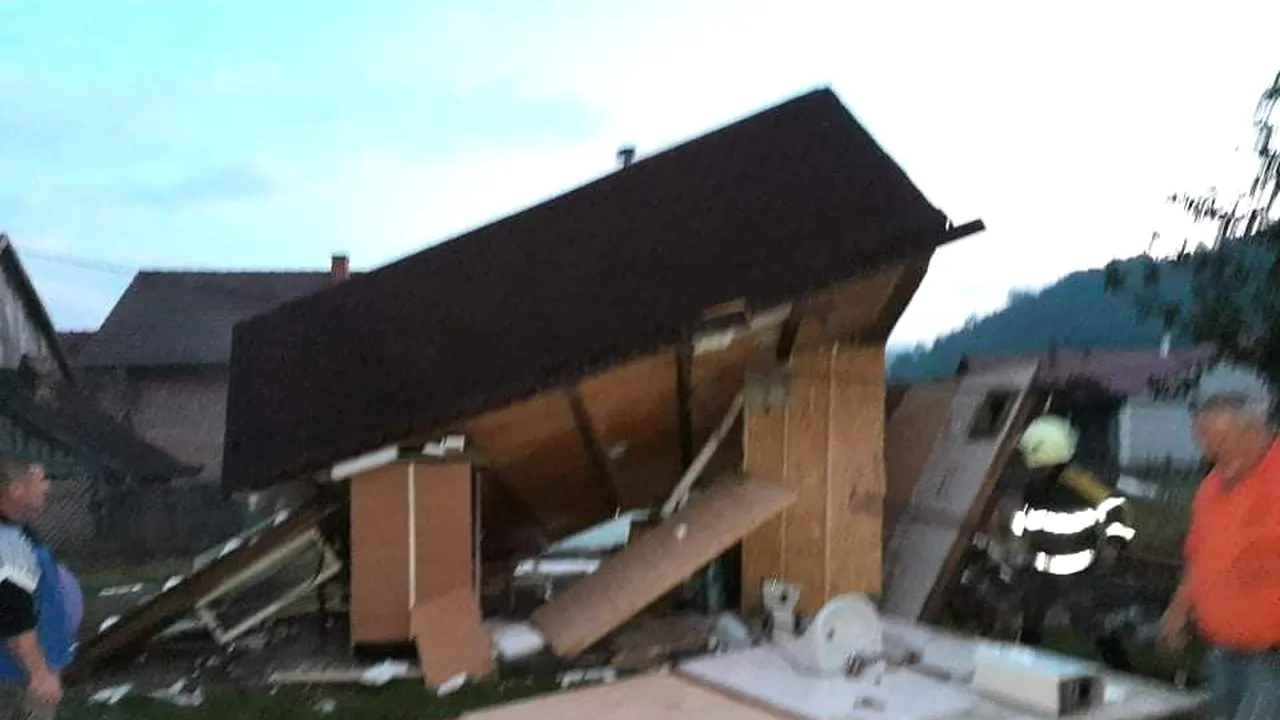 Casă spulberată de explozia unei butelii la Praid, în județul Harghita. O femeie și copilul ei au suferit arsuri grave