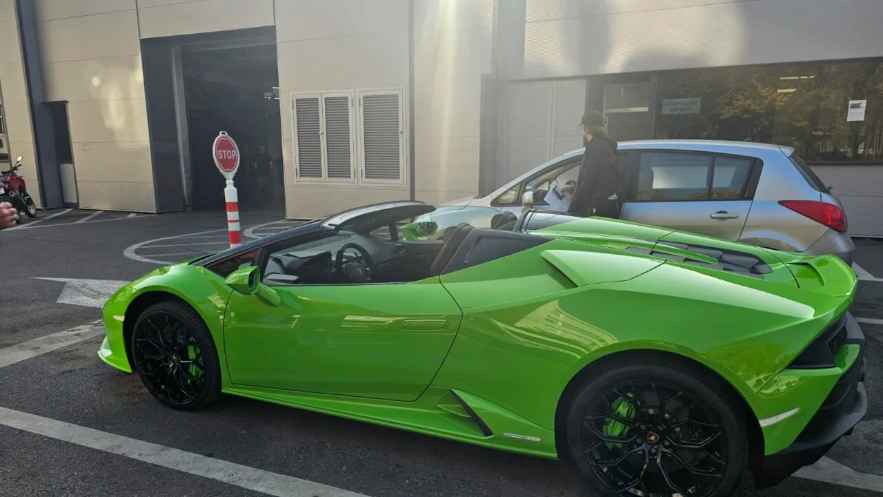 Motivul incredibil pentru care un șofer din București s-a dat jos din LAMBORGHINI și a lăsat bolidul de lux pe linia de tramvai! „Vă vine să credeți?”