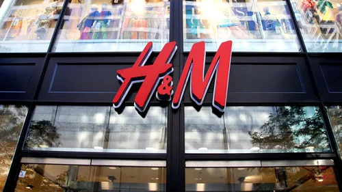H&M, în centrul unui scandal. Retailerul de îmbrăcăminte, amendat cu 35 de milioane de euro pentru că și-a spionat angajații
