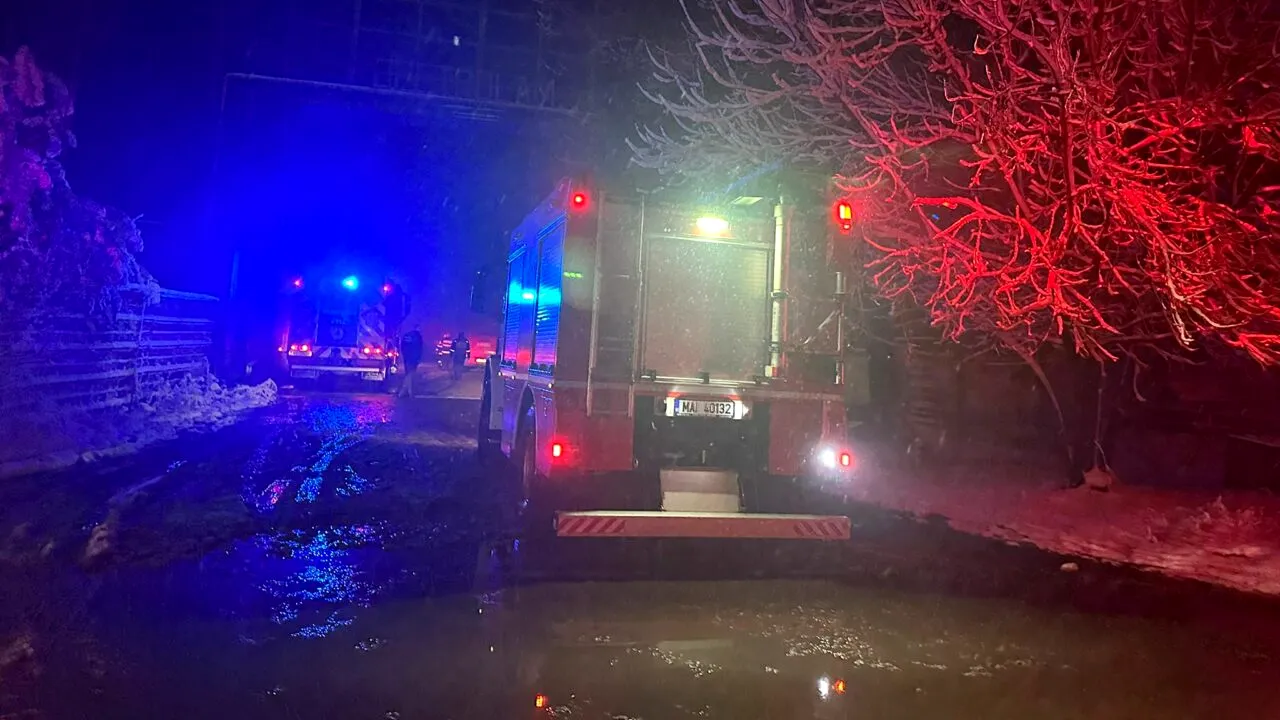 INCENDIU puternic la o hală situată pe Șoseaua Berceni, în sectorul 4. Flăcările au cuprins o suprafață de aproape 50 mp și sunt degajări mari de fum