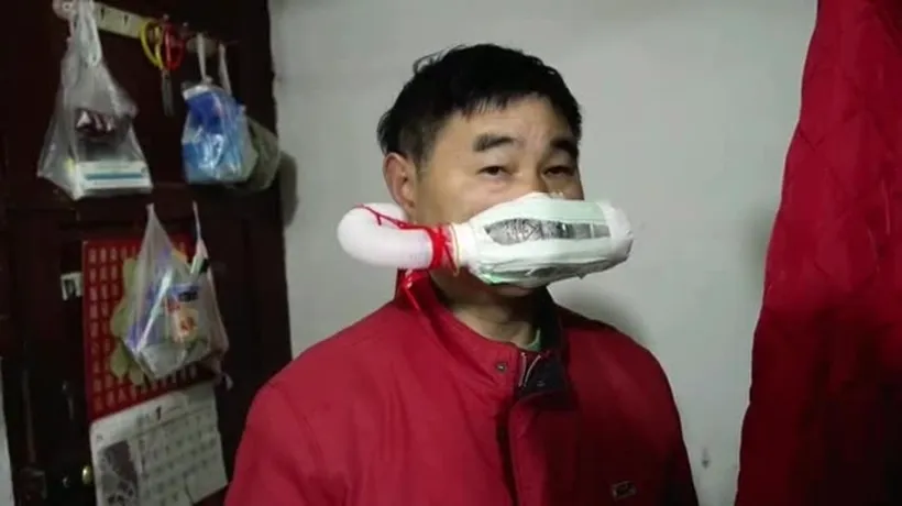 CORONAVIRUS. Un frizer din Wuhan și-a creat propria mască dintr-o sticlă de plastic și hârtie igienică!