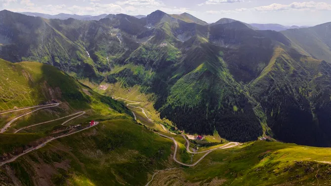S-a redeschis circulaţia pe Transalpina şi Transfăgărăşan. TRAFICUL, permis doar pe timpul zilei