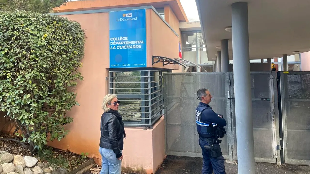 Stupoare în Franța după ce un elev de clasa a IX-a și-a înjunghiat profesoara în timpul orelor. Tânărul este acuzat de tentativă de omor