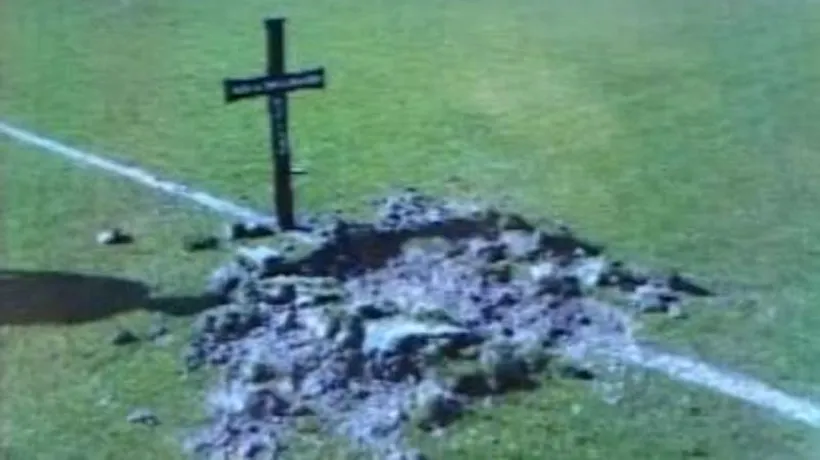 Suporterii unei echipe din Serbia și-au amenințat favoriții săpând un mormânt în mijlocul terenului