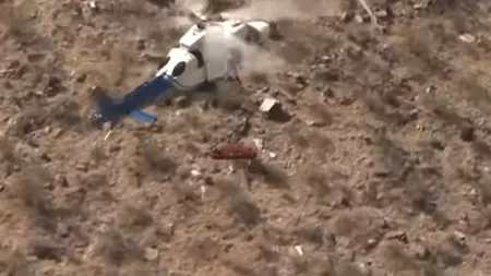 Operațiune de salvare de coșmar. Targa cu o pacientă este rotită ca o elice după ce este preluată de un elicopter - VIDEO