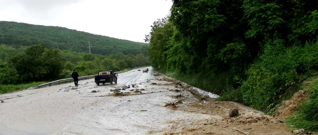 Anunț pentru șoferi! Circulația este îngreunată pe A1 și DN1 în județul Sibiu, din cauza apei acumulate pe carosabil