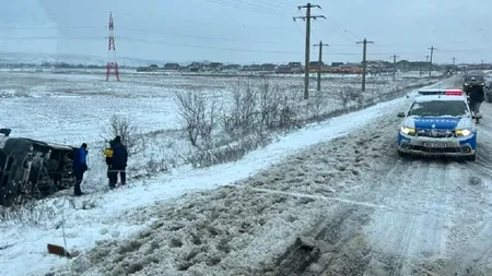 Plan roșu de intervenție la Galați: Un microbuz în care erau 17 oameni s-a răsturnat din cauza vântului puternic