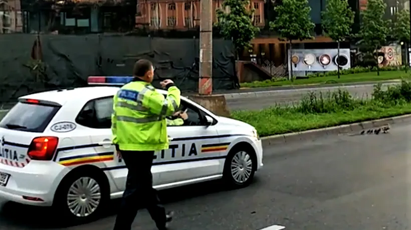Bărbat împușcat de polițiștii pe care i-a amenințat cu un cuțit. Agresorul se afla într-o mașină urmărită de agenți, în Prahova