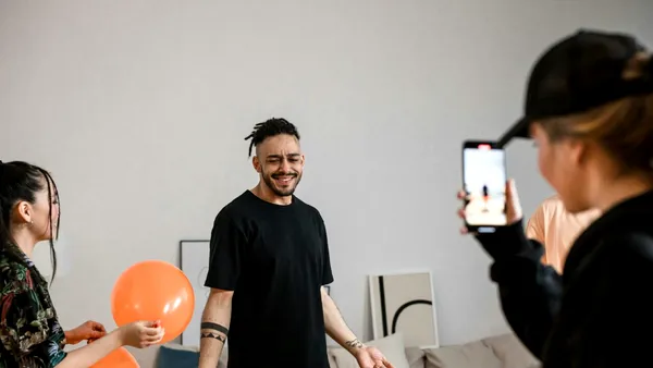 O expresie fără sens provoacă isterie pe internet. De ce strigă copiii „Six-Seven” la școală și acasă