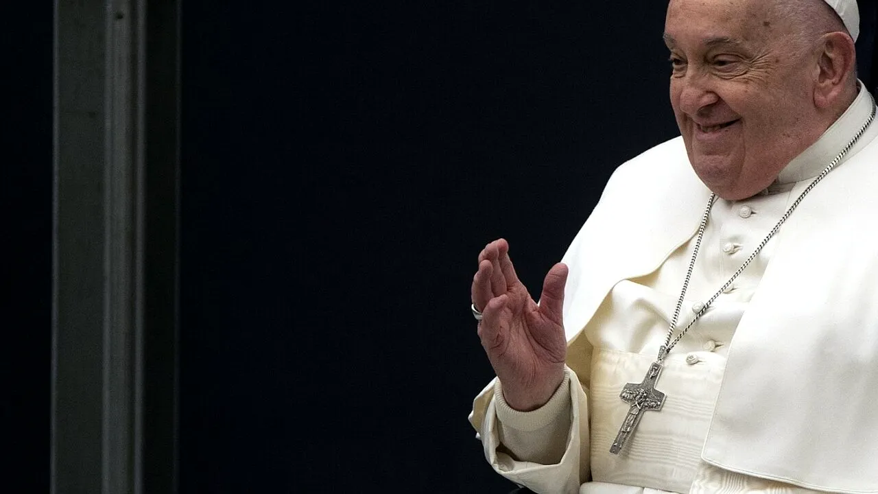 Macron și JD Vance sunt ÎNDURERAȚI de moartea Papei Francisc și omagiază activitatea pastorală a acestuia