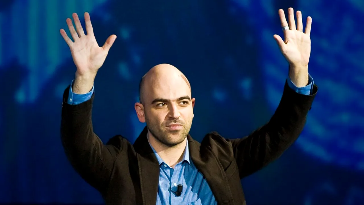 Roberto Saviano, scriitorul antimafia care trăiește sub escortă, judecat pentru insultarea premierului Italiei