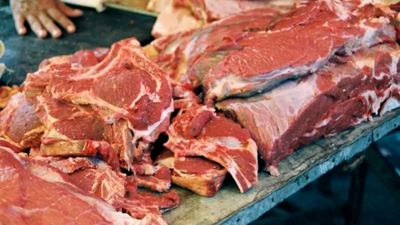 Un lanț alimentar cu 7 puncte de lucru vindea carne veche, cu etichete noi. Afacerea a mers timp de doi ani, până a intrat în atenția poliției