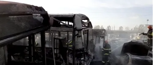 Incendiu puternic în curtea Regiei de Transport Craiova, au ars patru autobuze dezafectate și mai multe mașini. De la ce a pornit focul (VIDEO)