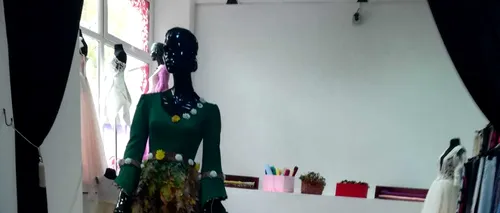 Rochie DIN FRUNZE DE STEJAR, creată de o brăileancă. Poate fi purtată O JUMĂTATE DE AN și costă peste 5.000 de euro