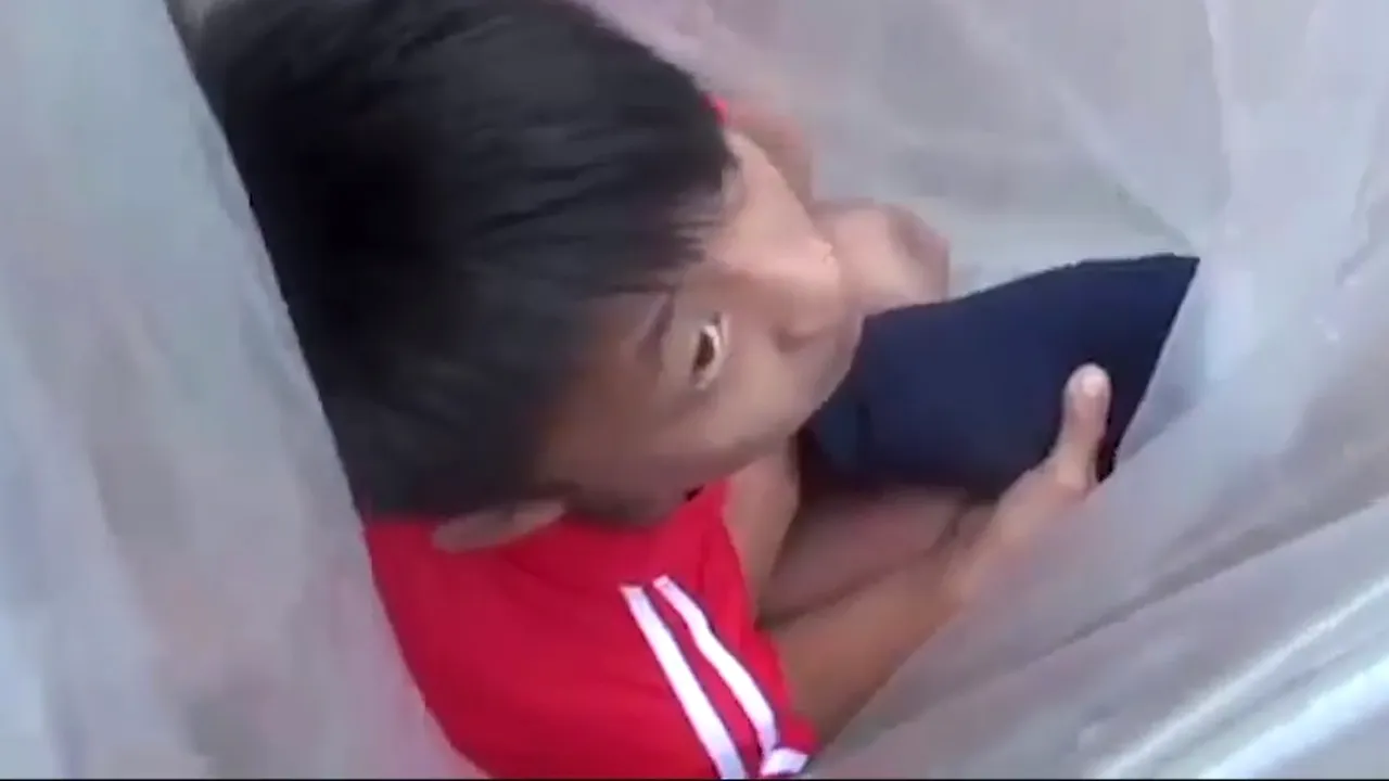 Totul pentru educație: Povestea impresionantă a copiilor care sunt transportați în pungi de plastic pentru a nu merge cu hainele ude la școală după ce traversează un râu - VIDEO
