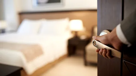 Hotelul GROAZEI: Managerul unui hotel de lux, acuzat că a violat, timp de 15 ani, mai multe cliente. Cele mai multe victime erau în stare de ebrietate