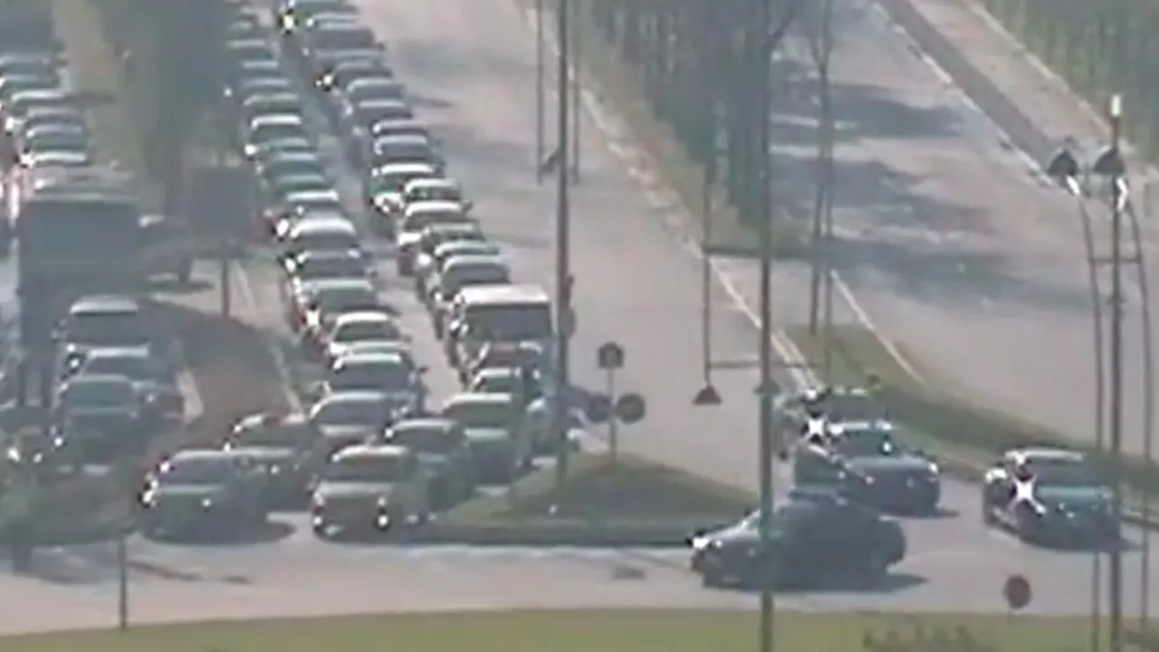 Reacție neașteptată a șoferilor din București la trecerea unei coloane oficiale. Cui deschidea Poliția Rutieră drumul