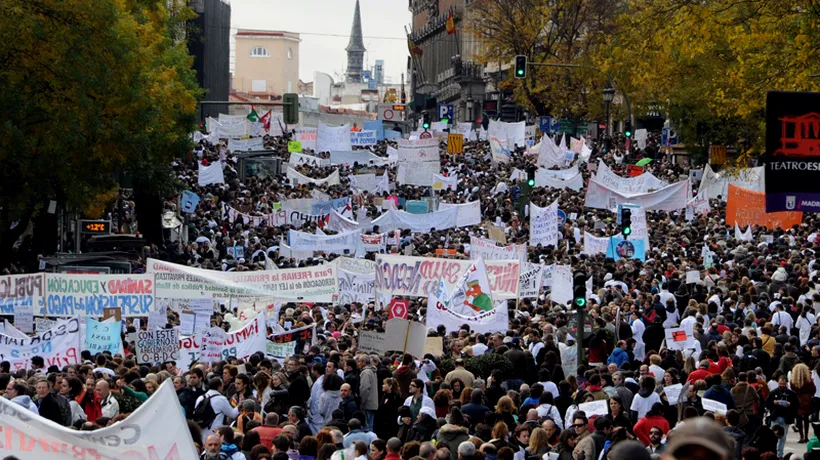PROTESTE LA MADRID. O maree albă de salariați din sănătate denunță privatizările și tăierile bugetare