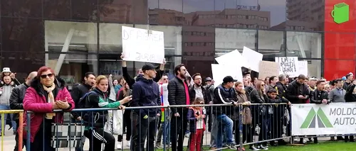 Dragnea și Dăncilă, huiduiți de sute de protestatari la Iași: „Hoții, hoții - FOTO / VIDEO