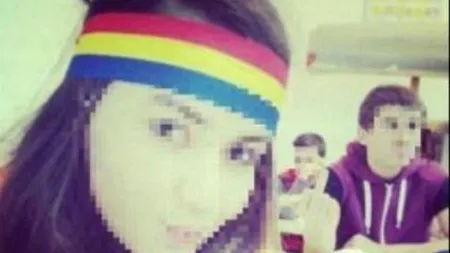 Poliția a deschis dosar penal după ce eleva cu bentiță tricoloră a fost amenințată pe internet