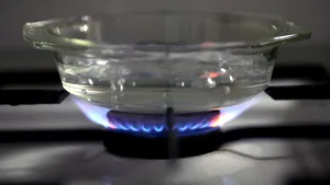 Cu cât vor crește prețurile la electricitate și gaze după eliminarea plafonării și care vor fi consecințele economice