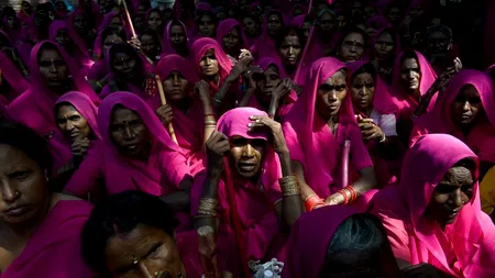 Cine sunt Banda Gulabi, femeile în roz care își fac dreptate cu bastonul