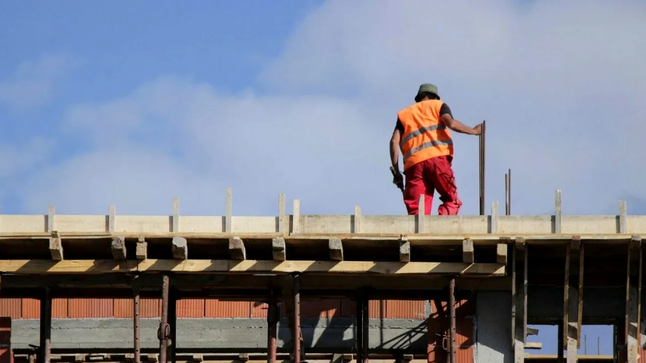 Gest EXTREM al unui zidar din Italia, nemulțumit că nu și-a primit salariul. Colegii săi au chemat de urgență polițiștii