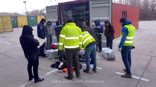 FOTO-VIDEO | Containere cu aproape 80 tone de deșeuri din haine second-hand, descoperite în Portul Constanţa