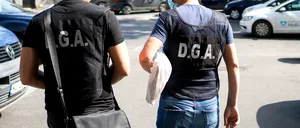 Una dintre polițistele locale, acuzată de corupție, a sărit pe geam la percheziții. Discuția surprinsă în STENOGRAME: „E afară! A spart ușa!”