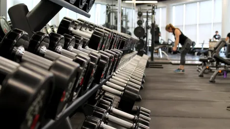 Un nou studiu arată probabilitatea riscului de infectare cu Covid-19 în sălile de fitness
