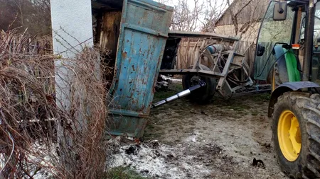Un copil de 4 ani a ajuns în stare gravă la spital, după ce o remorcă s-a răsturnat peste el