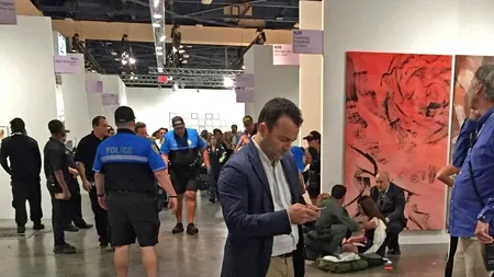 Moment incredibil într-o galerie de artă. Oamenii au privit nepăsători cum o femeie era înjunghiată