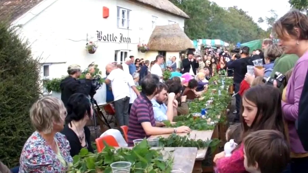 VIDEO. Campionatul mondial de mâncat urzici crude, un eveniment neobișnuit organizat în Marea Britanie din 1980