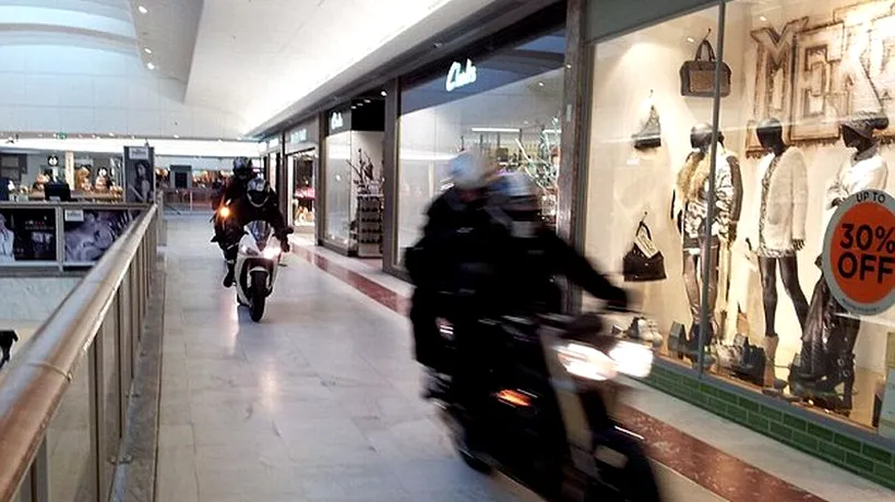 Scene uluitoare într-un mall din Londra: hoții au intrat pe motociclete și au SPART un magazin de bijuterii