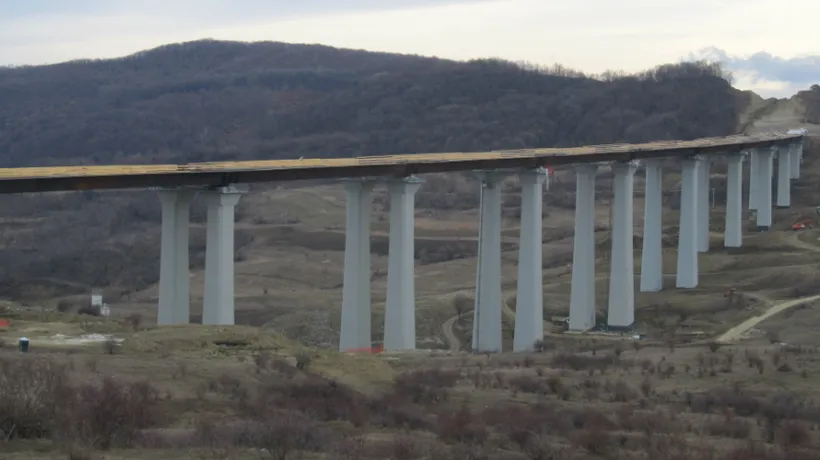 Viaductul de la Aciliu, de pe autostrada A 1, în stare avansată de degradare, la doar 10 ani de la inaugurare. CNAIR pregătește o expertiză