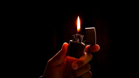 Violență extremă! O femeie din Caraș-Severin a fost incendiată cu benzină de către un bărbat