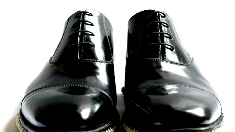Doi designeri britanici au creat pantofii cu talpă din dinți