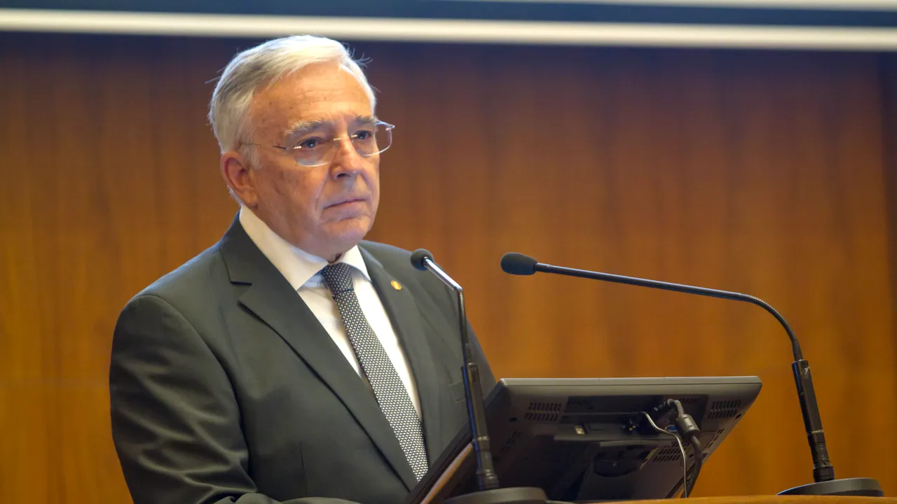 Isărescu rupe tăcerea: s-a atins PUNCTUL DE COTITURĂ în care creditarea DEPĂȘEȘTE creșterea economică 