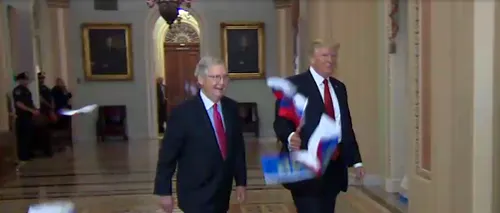Momente fără precedent chiar în Congresul SUA: Un protestatar a aruncat steaguri ale Rusiei spre Donald Trump. VIDEO