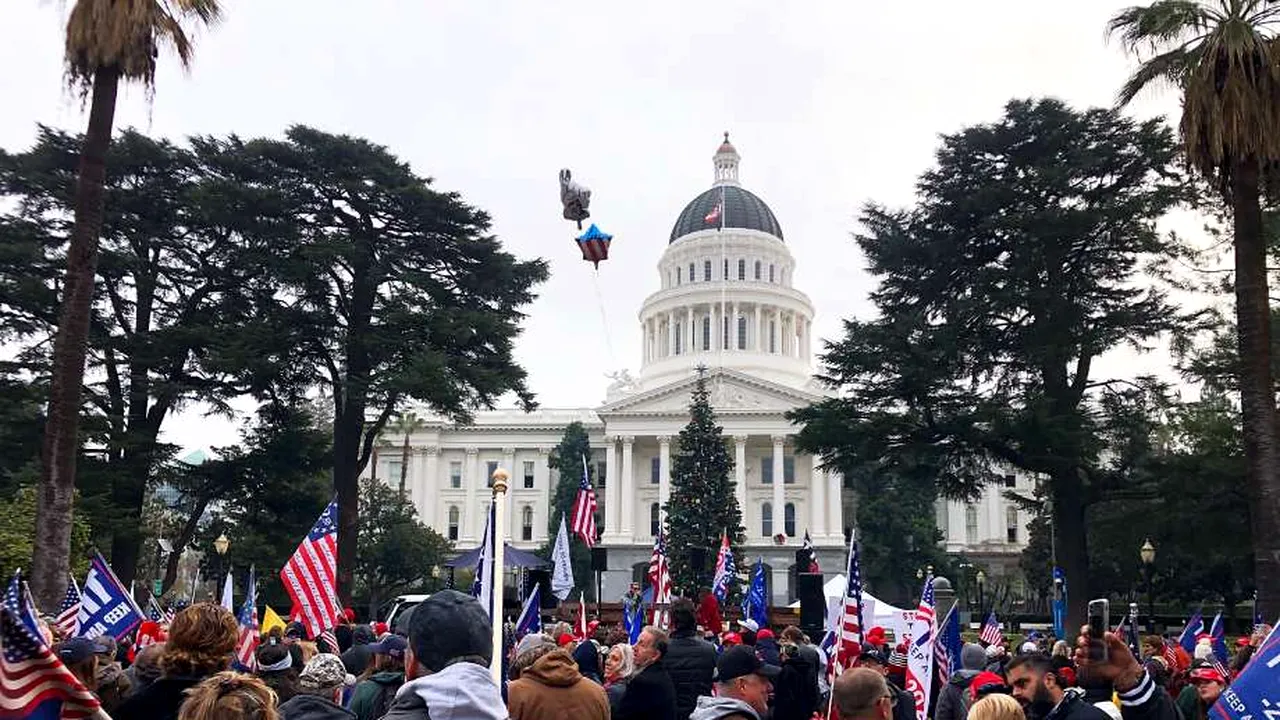 Violențe SUA. Liderul celui mai mare grup de afaceri cere îndepărtarea de urgență a lui Trump „pentru păstrarea democrației”