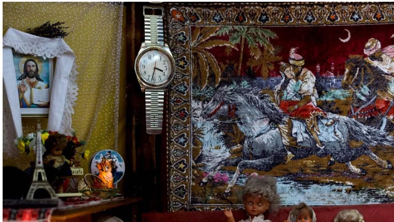 Cât a ajuns să coste celebra carpetă comunistă „Răpirea din Serai” la licitațiile organizate pe internet