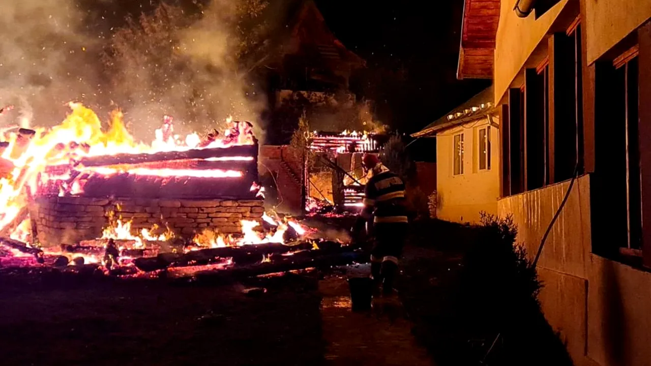 Imagini apocaliptice la un schit din Argeș! O biserică de lemn a ars ca o torță /  FOTO & VIDEO