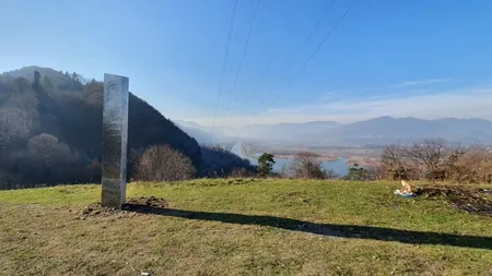 Raport uimitor al polițiștilor care au cercetat apariția stranie a unui monolit metalic lângă cetatea dacică Petrodava. „Este o glumă grotescă”